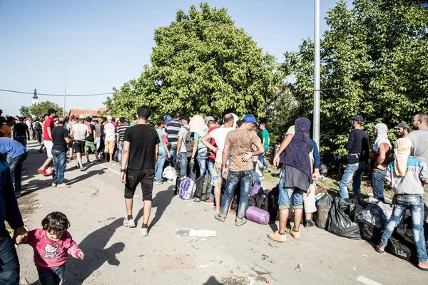 Várakozási sor Tovarnik a menekültek — Stock Fotó