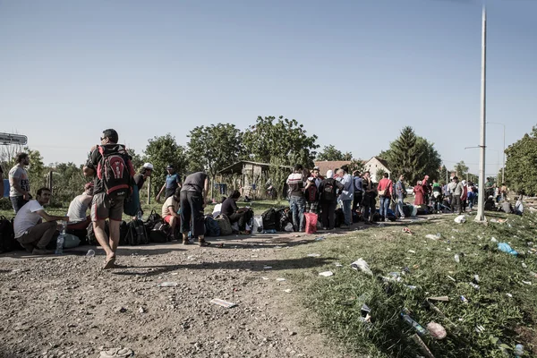 Línea de espera de refugiados en Tovarnik — Foto de Stock