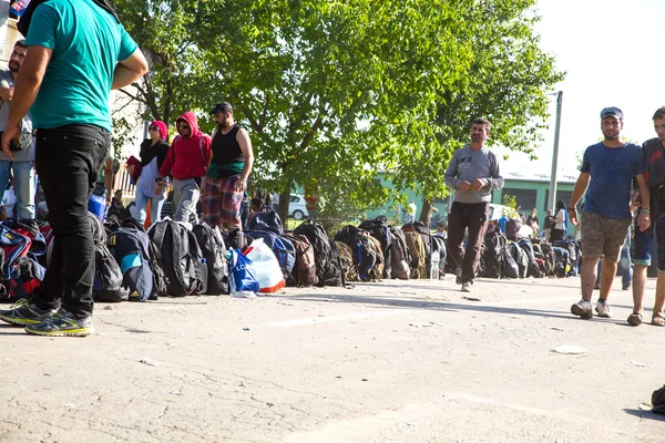 Wachten lijn van vluchtelingen in Tovarnik — Stockfoto