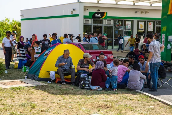 Refugees stranded at a Gas station in Beli Manastir in Croatia — Stock Photo, Image