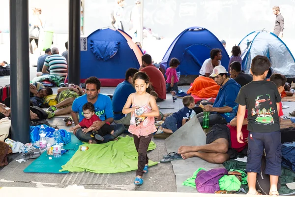 Vluchtelingen en migranten strandde op de Keleti Trainstation in Bud — Stockfoto