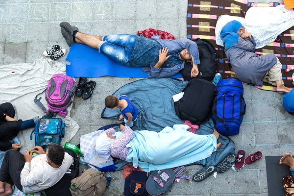 Vluchtelingen en migranten strandde op de Keleti Trainstation in Bud — Stockfoto