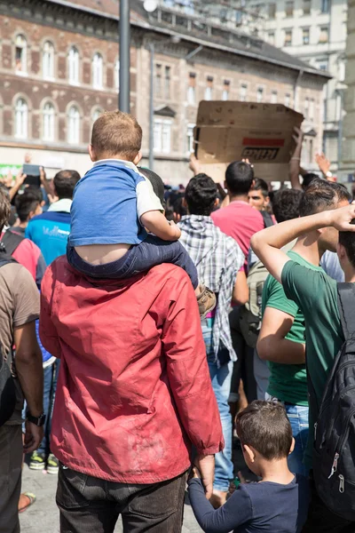 Rekedt a menekültek, a Keleti pályaudvar előtt várakozó — Stock Fotó