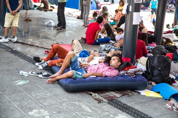 Нелегальних іммігрантів кемпінгу на Keleti розклад руху в Budapes — стокове фото