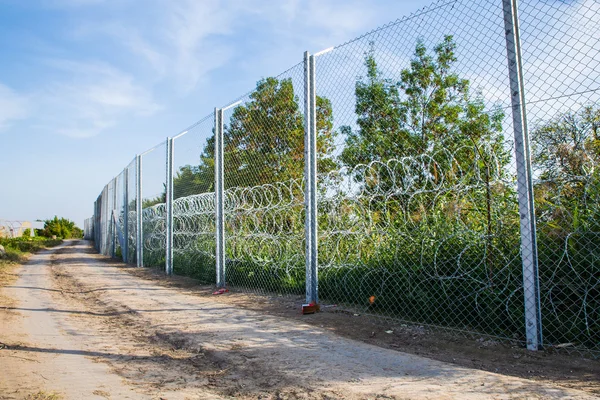 A kerítés, védi a határt Magyarország és Szerbia között — Stock Fotó