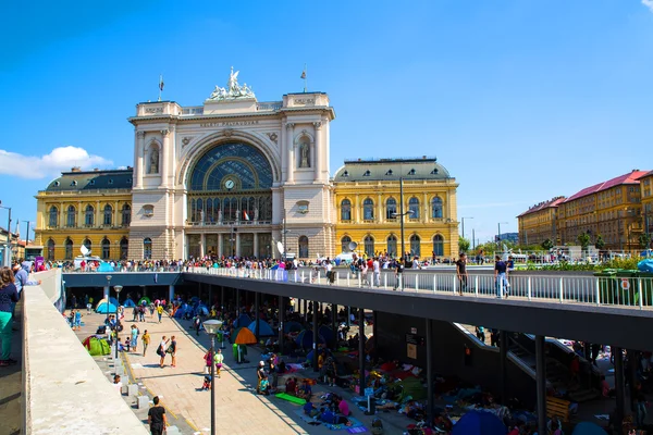 Біженці перед Keleti залізничного вокзалу в Будапешті — стокове фото