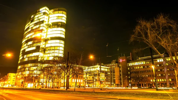 Vue de la circulation nocturne dans la ville — Photo