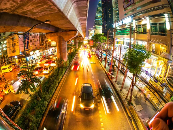Utsikt över trafiken på natten i staden — Stockfoto