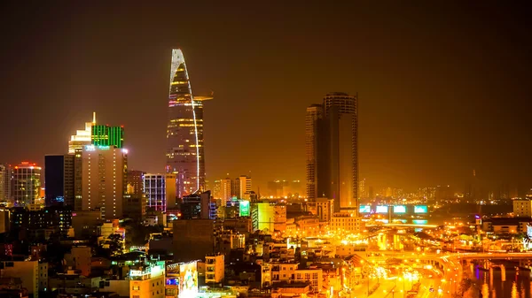 Ho Si Minh-város felhőkarcolói éjjel — Stock Fotó