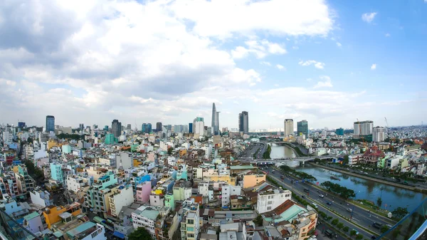 在这一天的胡志明市的天际线景观 — 图库照片