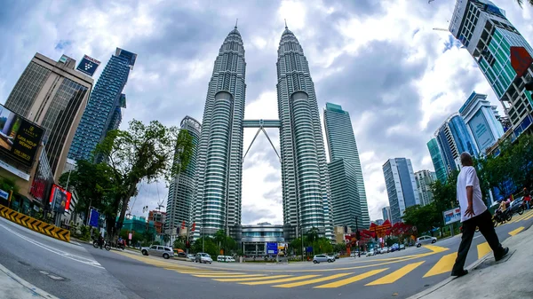 Nuvole sulle torri Petronas a Kuala Lumpur — Foto Stock