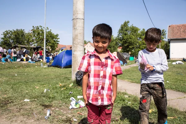 Flüchtlingskinder nahe der serbischen Grenze in Tovarnik — Stockfoto