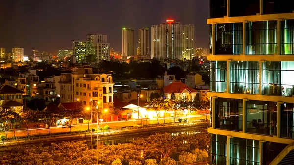 Blick auf Straßen und Bürogebäude in der Nacht in ho chi minh cit — Stockfoto