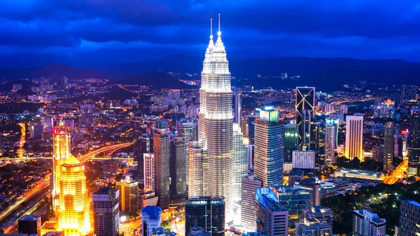 Time-lapse vista en el horizonte de Kuala Lumpur en la noche — Foto de Stock