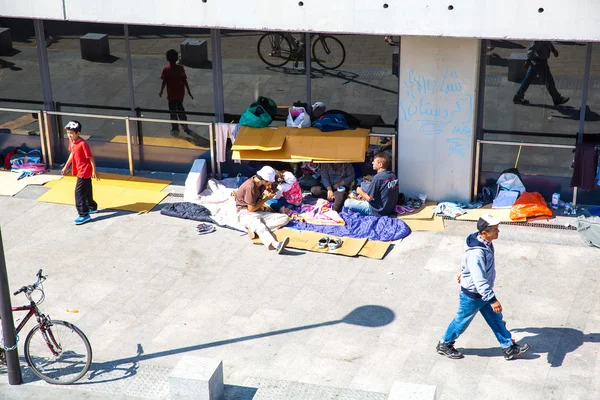 Біженців і мігрантів, які опинилися в Keleti розклад руху в зародку — стокове фото