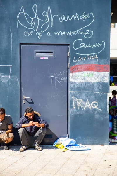 Budape ブダペスト東駅で壁に難民メッセージ — ストック写真