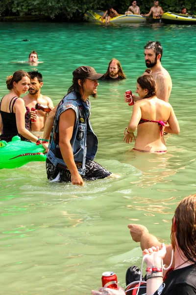 Fãs de Heavy Metal festejando no Festival Metaldays em Tolmin — Fotografia de Stock