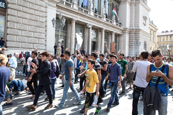 Stranded Refugees protest in front of the Keleti Train station — Stock Photo, Image