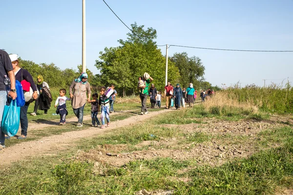 Réfugiés traversant la frontière de la Serbie à Tovarnik — Photo