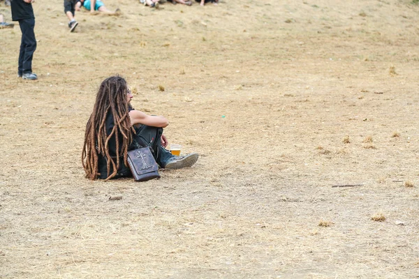 Ventiladores de Heavy Metal esperando em frente ao palco para o próximo ato — Fotografia de Stock