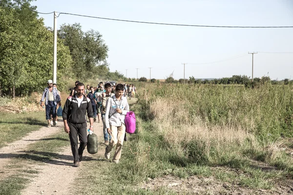 Refugiados que atravessam a fronteira com a Sérvia em Tovarnik — Fotografia de Stock