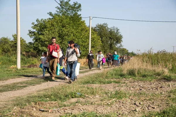 Refugiados que atravessam a fronteira com a Sérvia em Tovarnik — Fotografia de Stock