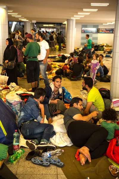 Refugiados varados en la sección subterránea del tren Keleti — Foto de Stock