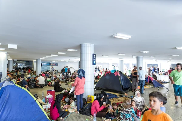 Біженців і мігрантів, які опинилися в Keleti розклад руху в зародку — стокове фото