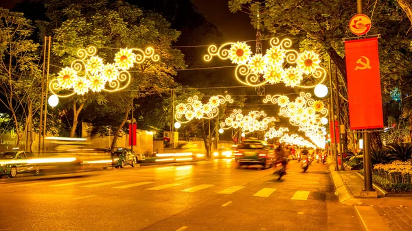 Het verkeer van de nacht in de Ho Chi Minh stad bekijken — Stockfoto