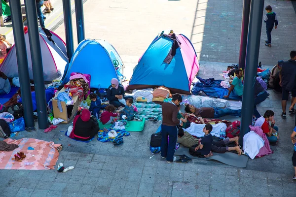 Біженці мілину в розділі метро Keleti поїзда — стокове фото