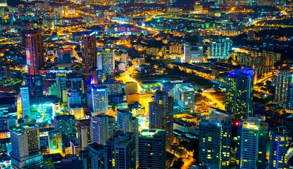 Näkymä Kuala Lumpurin kaupunkiin yöllä — kuvapankkivalokuva