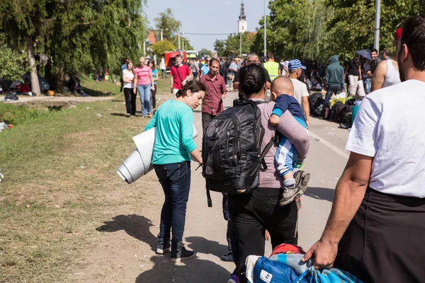 Беженцы прибывают в Товарник — стоковое фото
