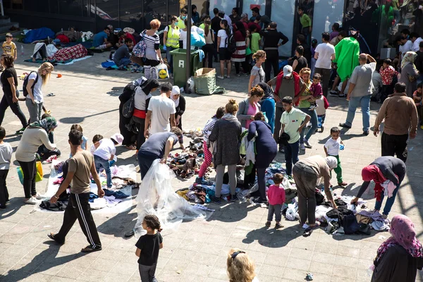 Refugees and Migrants stranded at the Keleti Trainstation in Bud — Stock Photo, Image