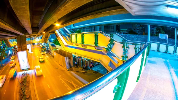 Blick auf Verkehr und öffentliche Verkehrsmittel in Bangkok bei Nacht — Stockfoto