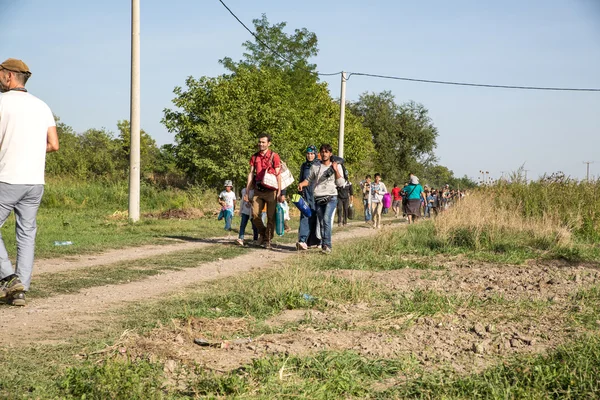 Refugiados que atravessam a fronteira com a Sérvia em Tovarnik — Fotografia de Stock