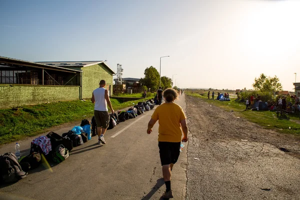 Очікування лінія біженців в Tovarnik — стокове фото