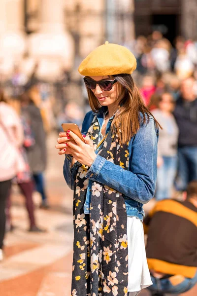 Μια γυναίκα χρησιμοποιεί το smartphone της στην πεζοδρομημένη ζώνη — Φωτογραφία Αρχείου