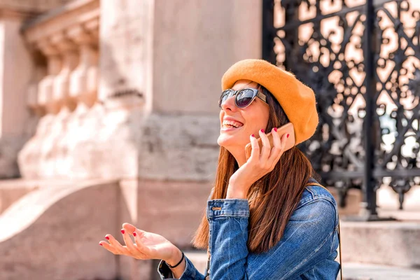 Una hermosa mujer hablando por teléfono — Foto de Stock