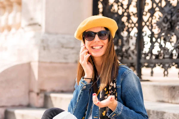 Una bella donna che parla al telefono — Foto Stock