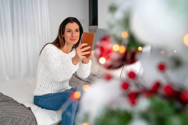 Een vrolijke vrouw nemen als selfie in de slaapkamer — Stockfoto