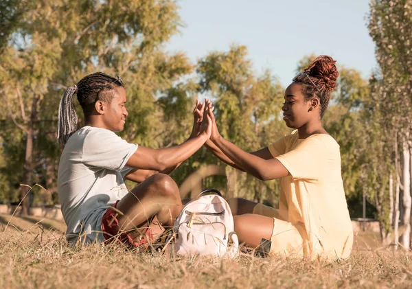 Um casal negro feliz no parque — Fotografia de Stock