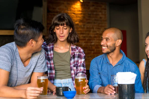 Un groupe d'amis qui s'amusent ensemble à pieds nus — Photo