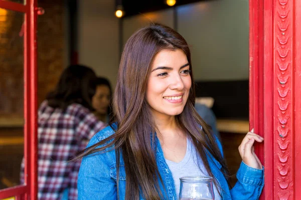 A pretty young woman at the door — Stock Photo, Image