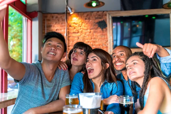 Sekelompok teman mengambil selfie sambil bersenang-senang — Stok Foto