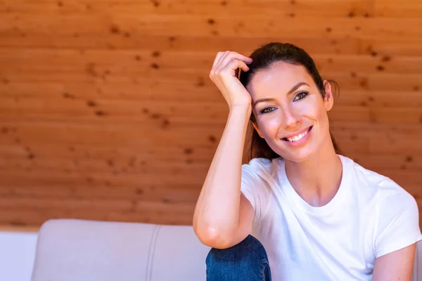 Portrait of a beautiful woman on the sofa — Stock Photo, Image