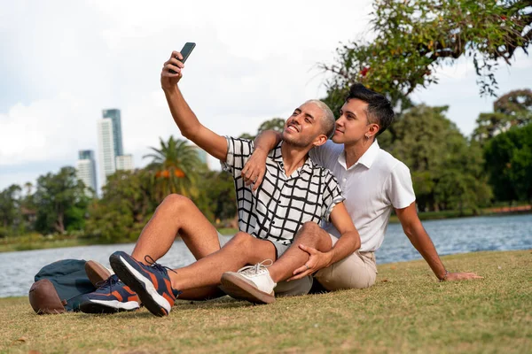 一对年轻的同性恋夫妇在公园里自拍 — 图库照片