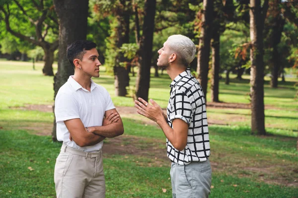 Pasangan gay muda berdebat di taman — Stok Foto