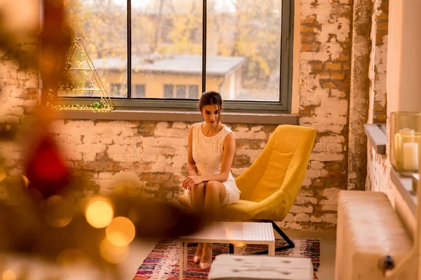 Porträt einer schönen jungen Frau mit Bokeh Lichtern. — Stockfoto