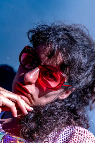 Retrato de mujer joven con gafas de sol rojas — Foto de Stock