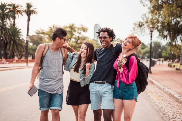 Um grupo de amigos juntos na cidade — Fotografia de Stock